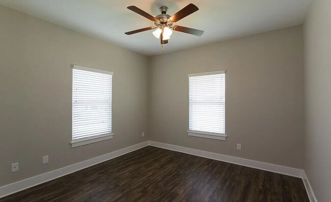 Building Photo - 112 Waverly Dr