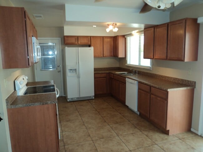 Building Photo - Freshly painted and ready for new occupant...