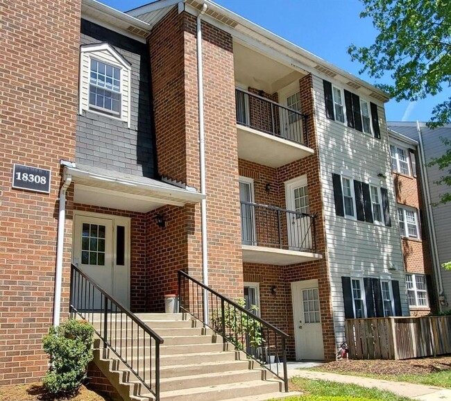 Building Photo - Beautifully Renovated 2 Bedroom, 2 Full Ba...