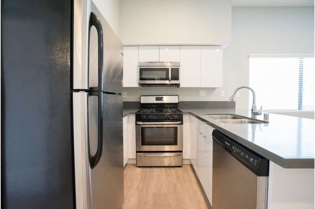 Building Photo - 3426 1st St