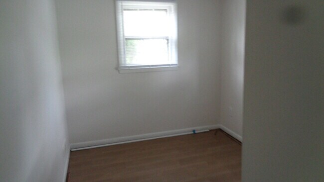 2nd bdr. - 902 E 18th St