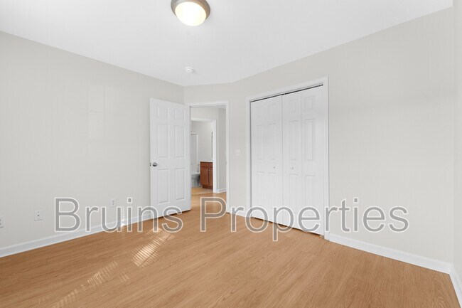 Building Photo - 5611 Sycamore Glen Rd