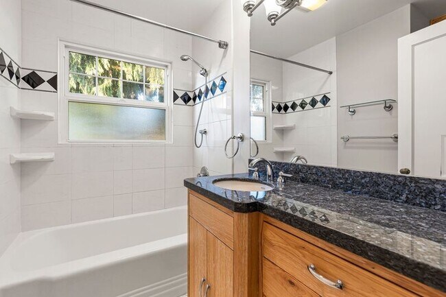 Building Photo - 4317 SE Lexington St