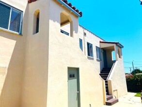 Building Photo - Adorable Upstairs Back Unit Duplex