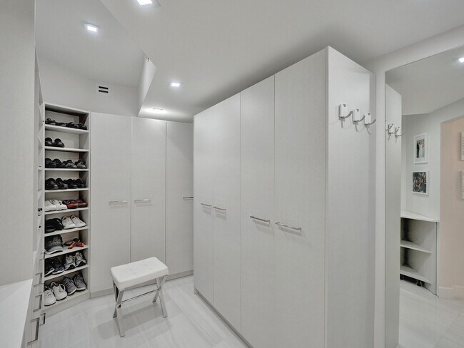 Building Photo - 411 N New River Dr E