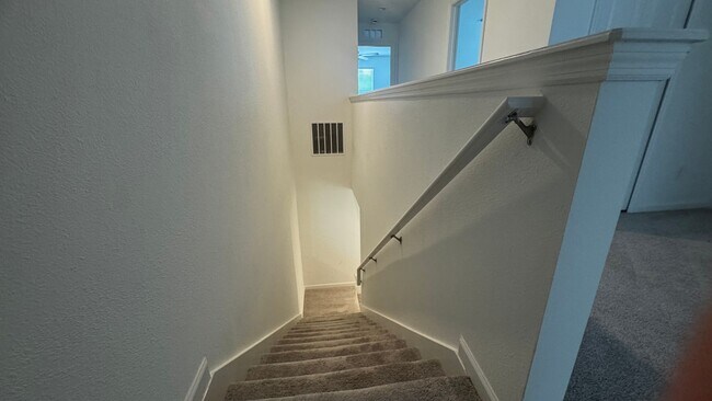 Building Photo - Charming 3BR Townhome with Screened-In Patio