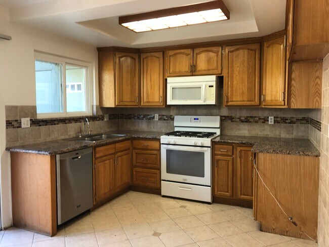 Building Photo - Santa Ana townhome style.  2 bed, 1 1/2 ba...