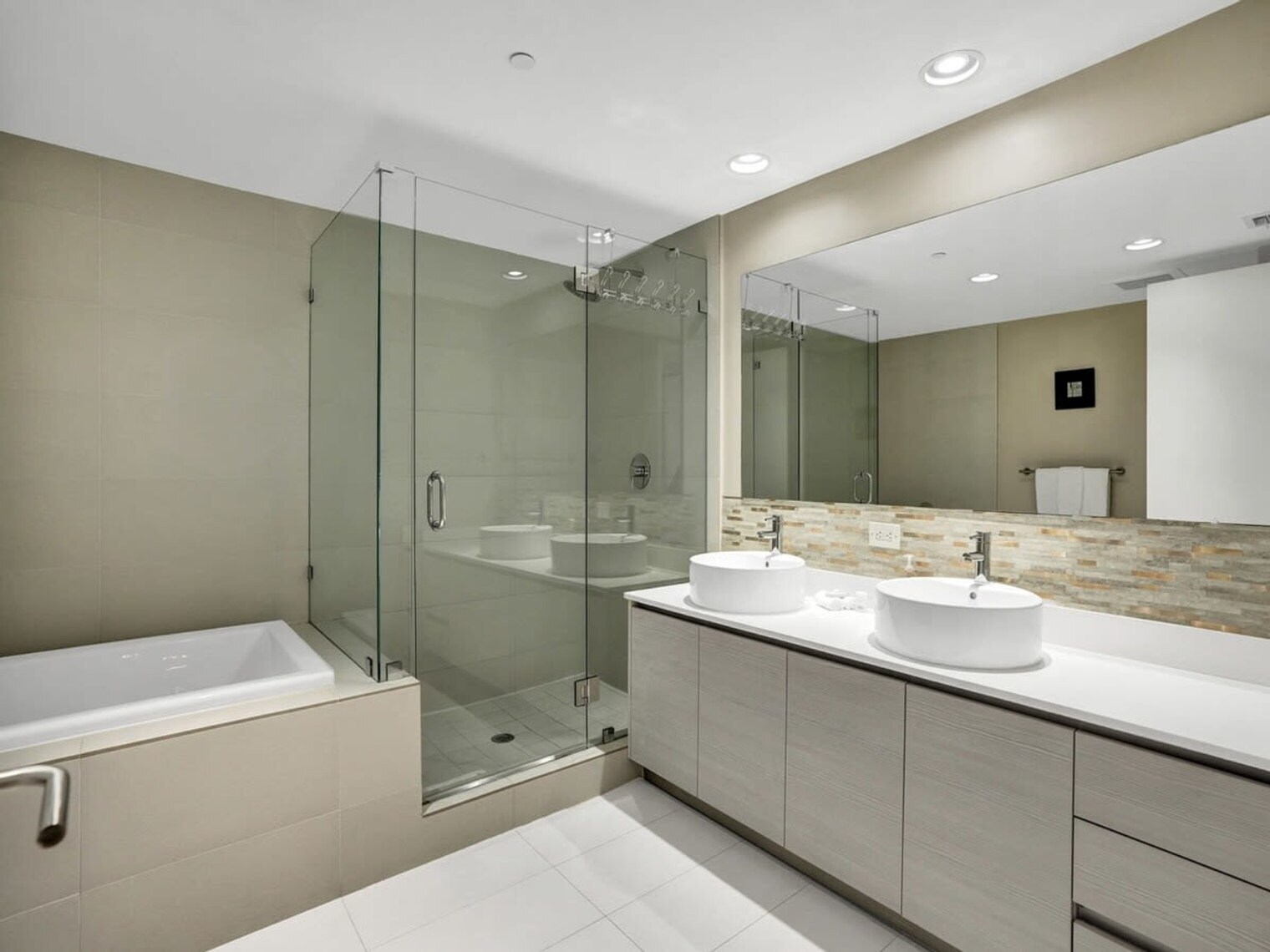 Building Photo - 2602 E Hallandale Beach Blvd