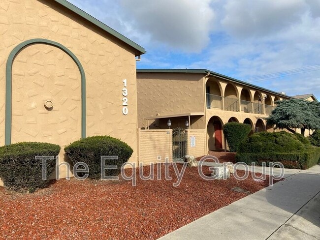 Primary Photo - 1320 W Vassar Ave