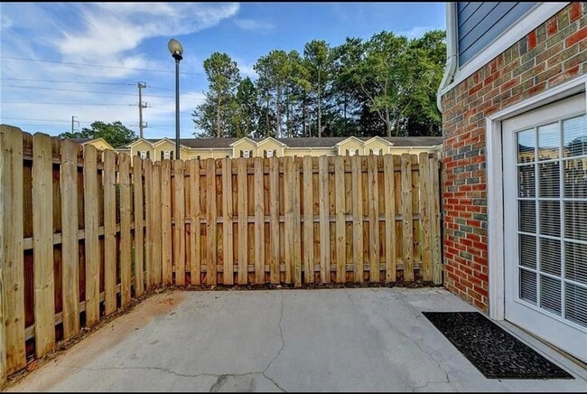 Building Photo - 810 Summer Pl NW