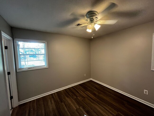 Building Photo - 5615 Buxton Dr