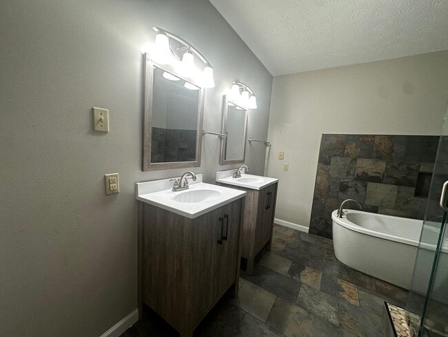 Building Photo - 3503 Lakeside Ct