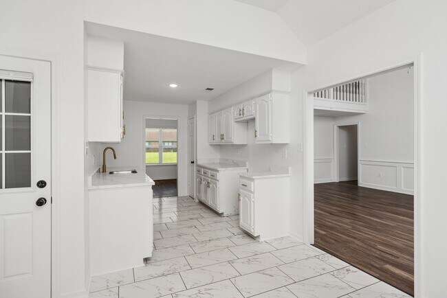 Building Photo - 3 Bedroom, 2 bath with a bonus room near B...