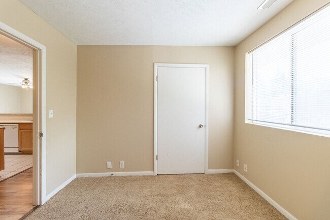 Building Photo - **$500 Move In Credit - SHORT TERM LEASE O...