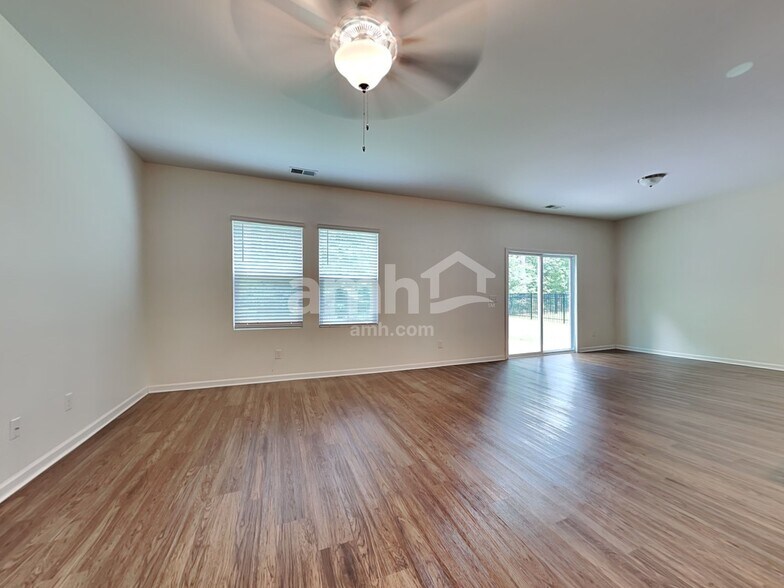 Building Photo - 208 Orion Way