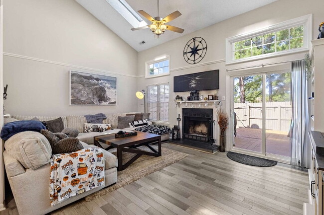 Building Photo - Golf course townhome in Glenwood