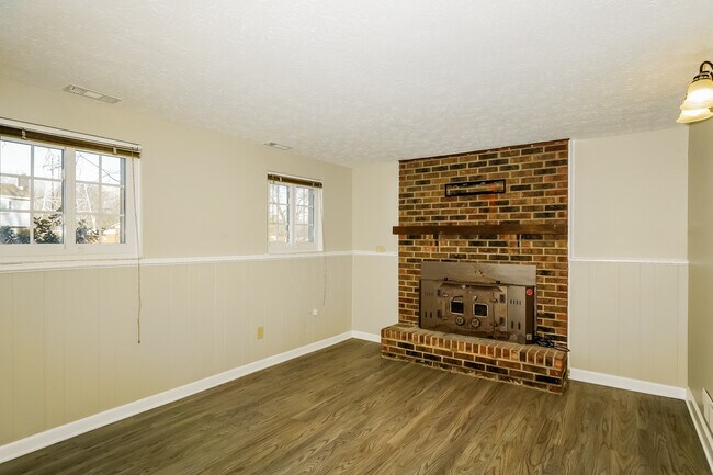 Building Photo - 735 Shady Creek Dr