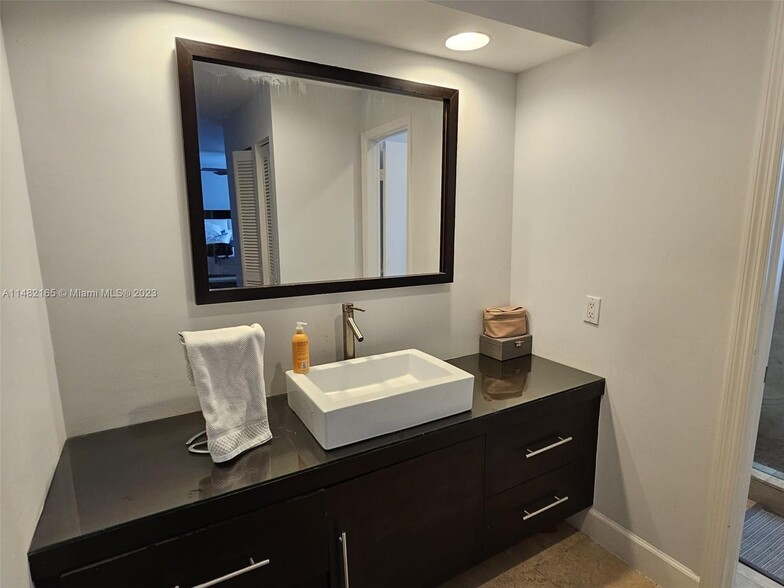 Building Photo - 5570 SW 70th Pl S