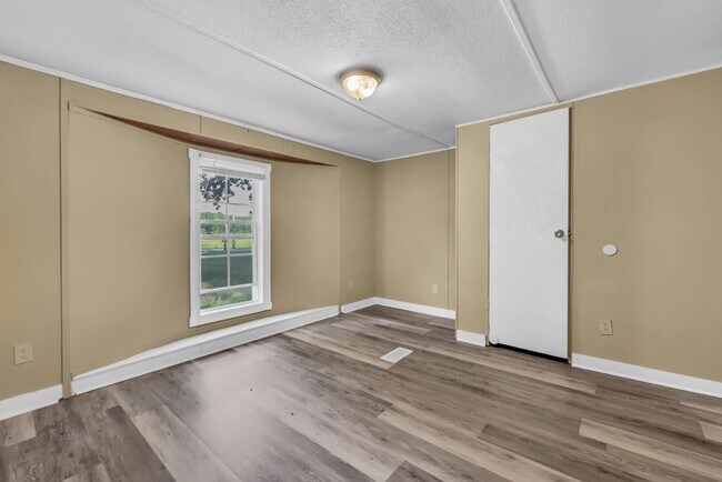 Building Photo - Cozy 3-bed 2-bath in a quiet spot.
