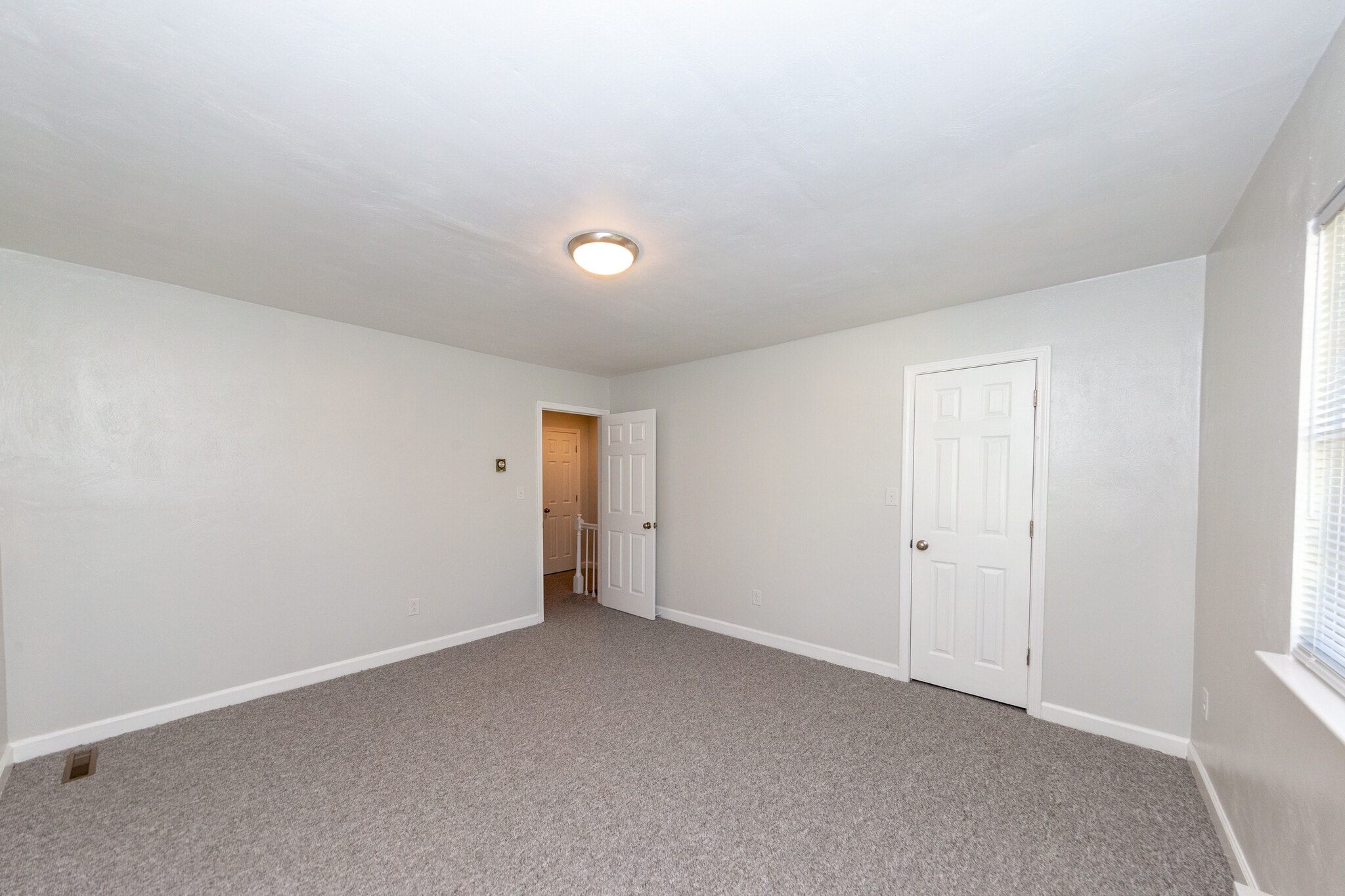 Building Photo - 9392 Pine Tree Rd