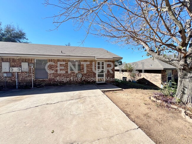 Building Photo - Wonderful 2/1 Duplex in Weatherford For Rent!