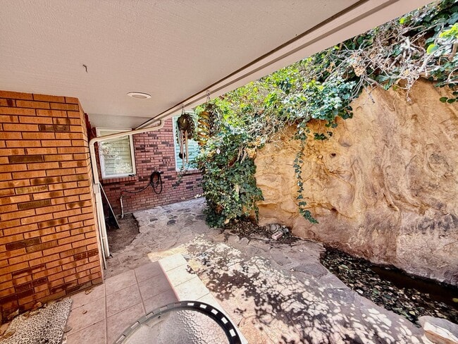 Building Photo - Distinctive and Spacious 5-BR Home in Bloomington