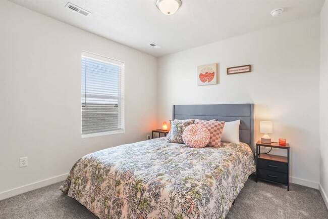 Building Photo - 10390 Crystal Ridge Dr