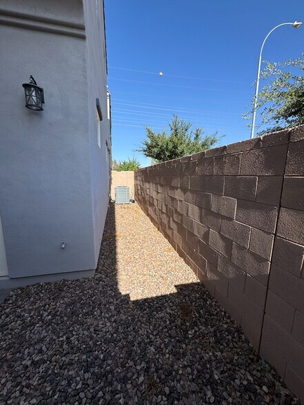 Building Photo - 277 E Azalea Dr