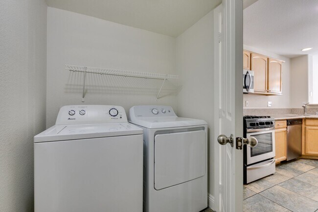 Building Photo - Modern 2 Bed, 2.5 Bath Henderson Townhome