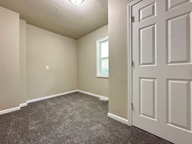 Building Photo - Beautiful 3 Bedroom Home Available!