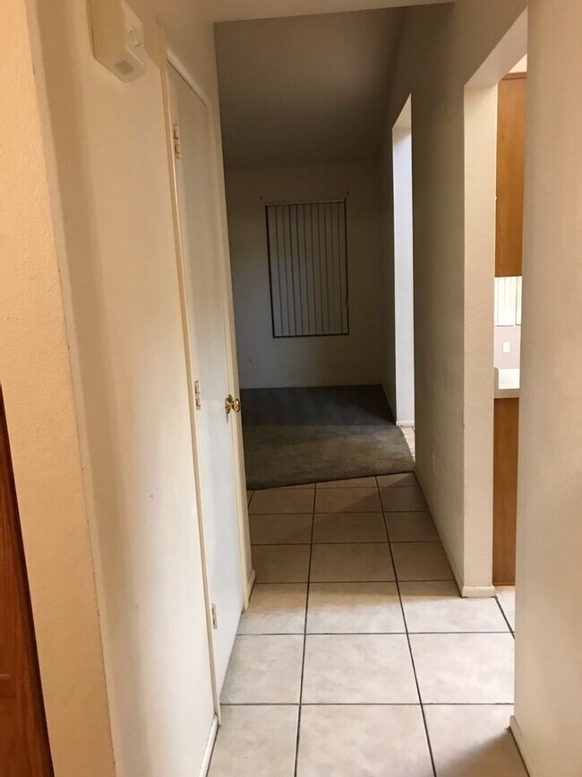 Building Photo - 3 bed 2 bath Camelback & 83rd Ave