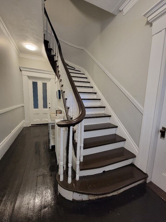 Building Photo - 107 Munroe St