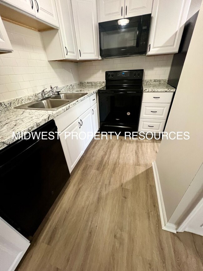 Building Photo - Stunning 2 Story townhome w/ outdoor Maintenance provided