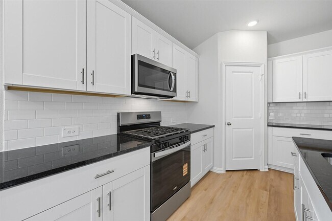 Building Photo - 6605 Creek Edge Cir