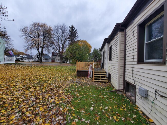 Building Photo - 85 Lyndale Dr