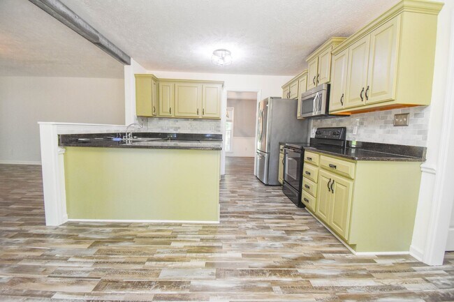 Building Photo - 3 Bedroom 2.5 Bathroom with a Bonus: Small...
