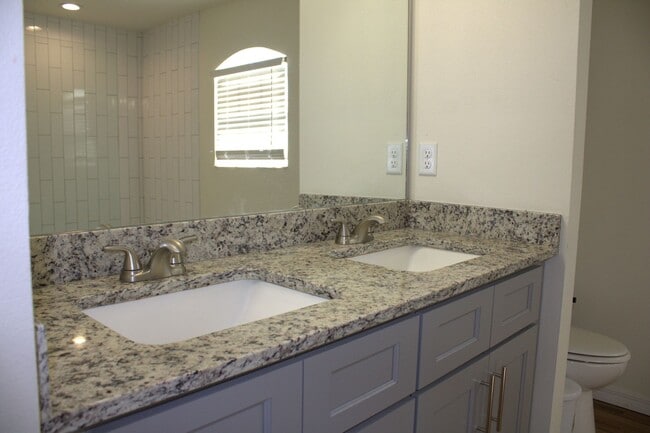 Building Photo - 3/2/2 in Royal Highlands