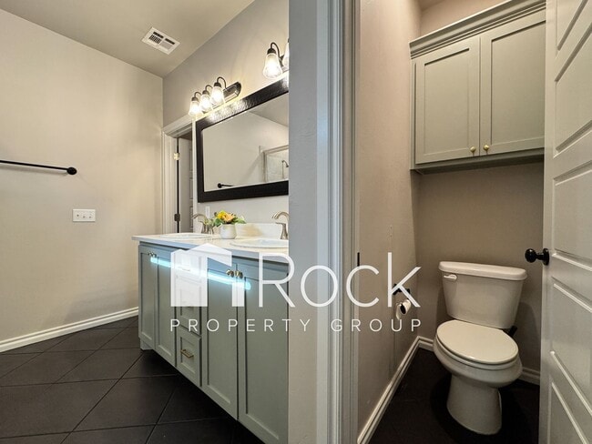Building Photo - Spacious 3-Bedroom Home with Designer Kitc...