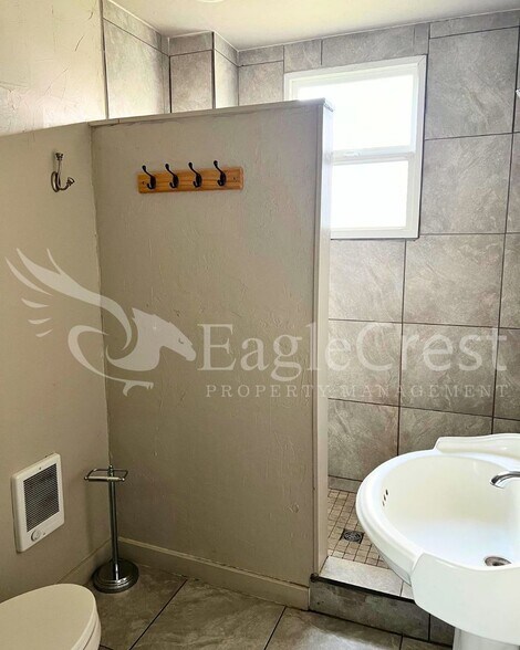 Building Photo - Charming 3BR Home with Spacious Yard & Bonus Living Space