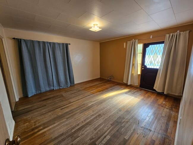 Building Photo - Beautiful Retro 3 Bd/2Ba Home Ready Lookin...