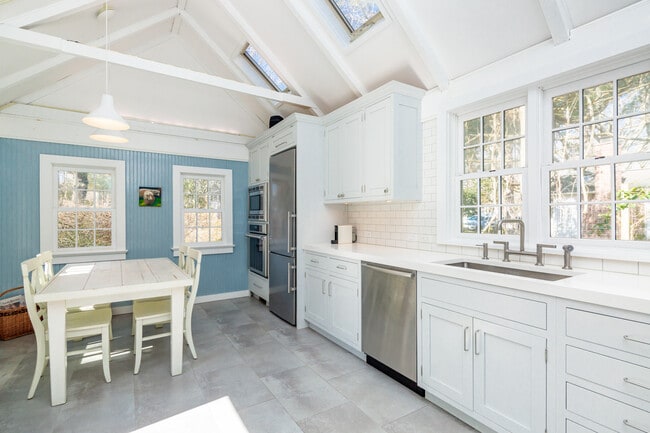 Building Photo - 134 Three Mile Harbor Rd