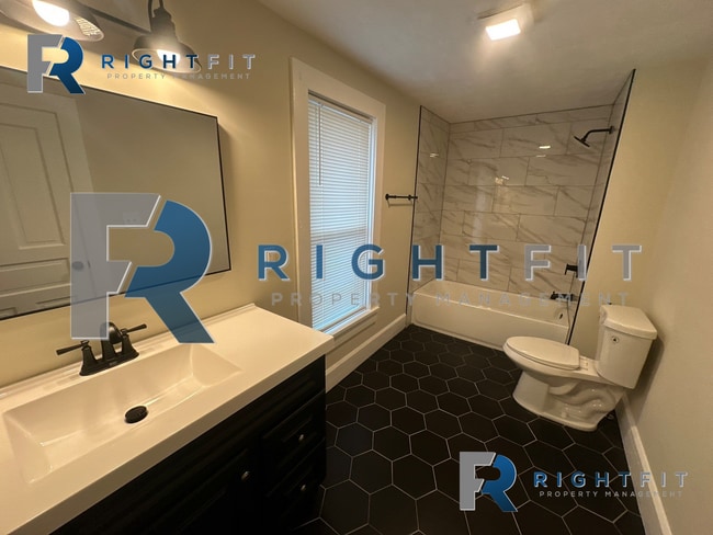 Building Photo - Freshly Renovated Home in Miamisburg