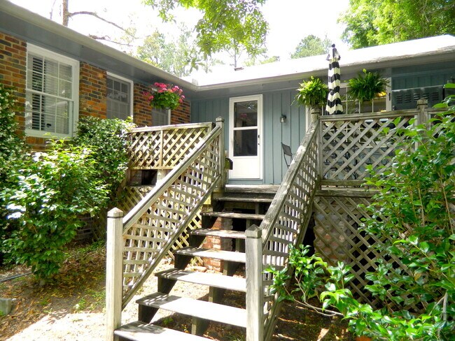 Building Photo - 744 McClure Dr