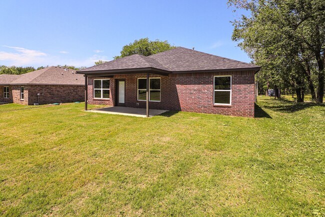 Building Photo - Beautiful new construction with nice amenities with a country feel.