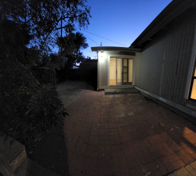 Building Photo - 5 bed 3.5 bath home close to campus!