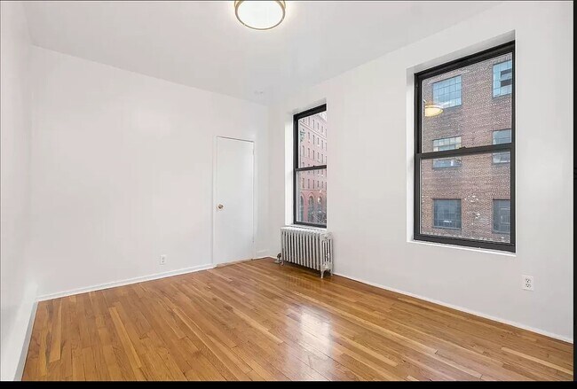 Building Photo - Perry Street