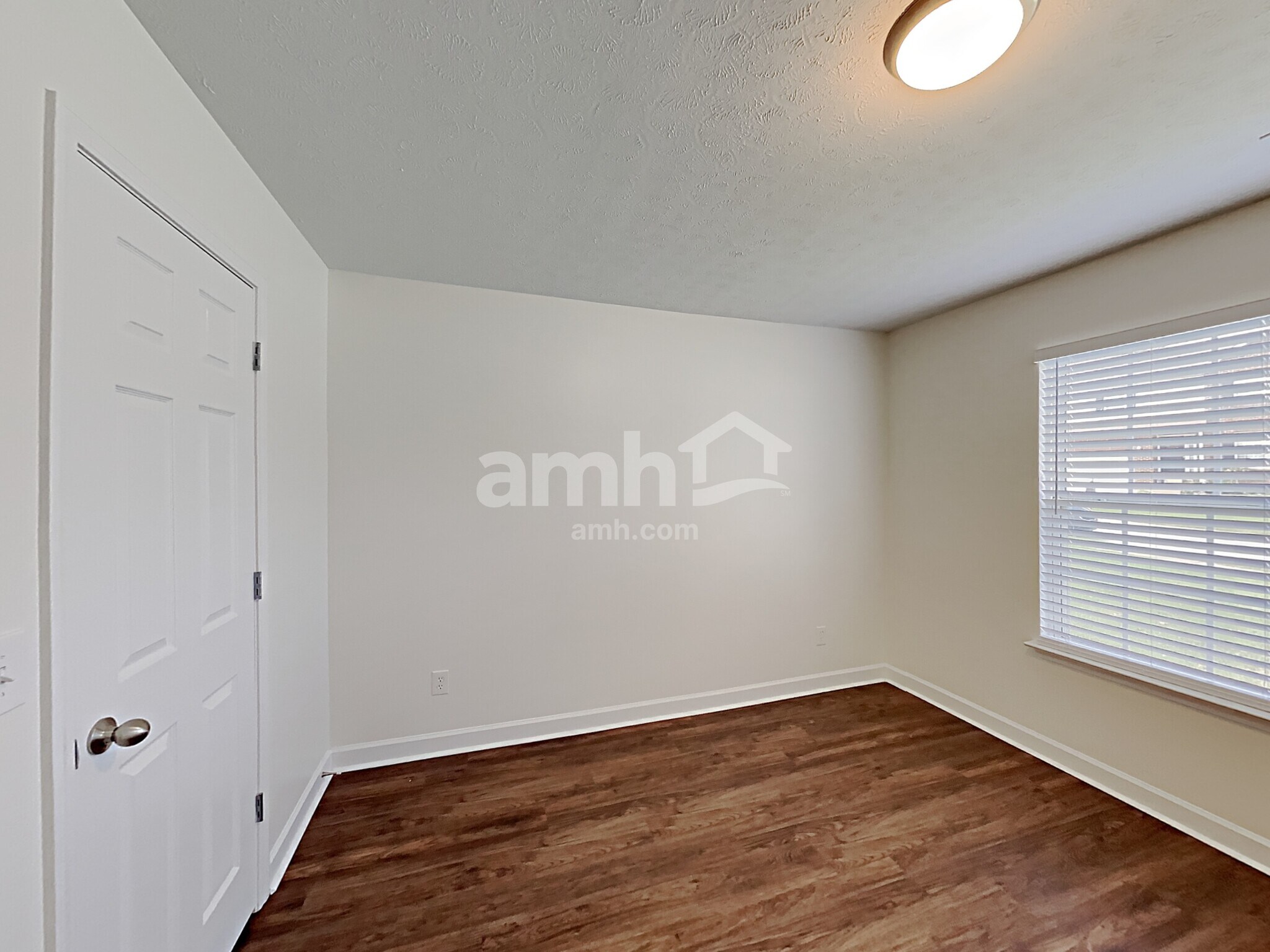Building Photo - 6004 Crestview court