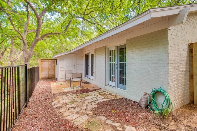 Building Photo - 2300 Trailside Dr
