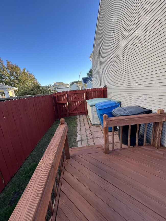 Building Photo - 3701 Castlewood Dr