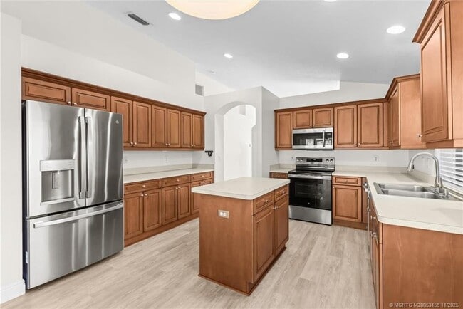 Building Photo - 920 NW Waterlily Pl